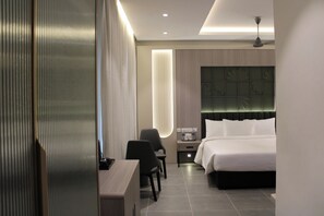 ميني بار وخزنة داخل الغرفة ومكتب وواي فاي مجانًا