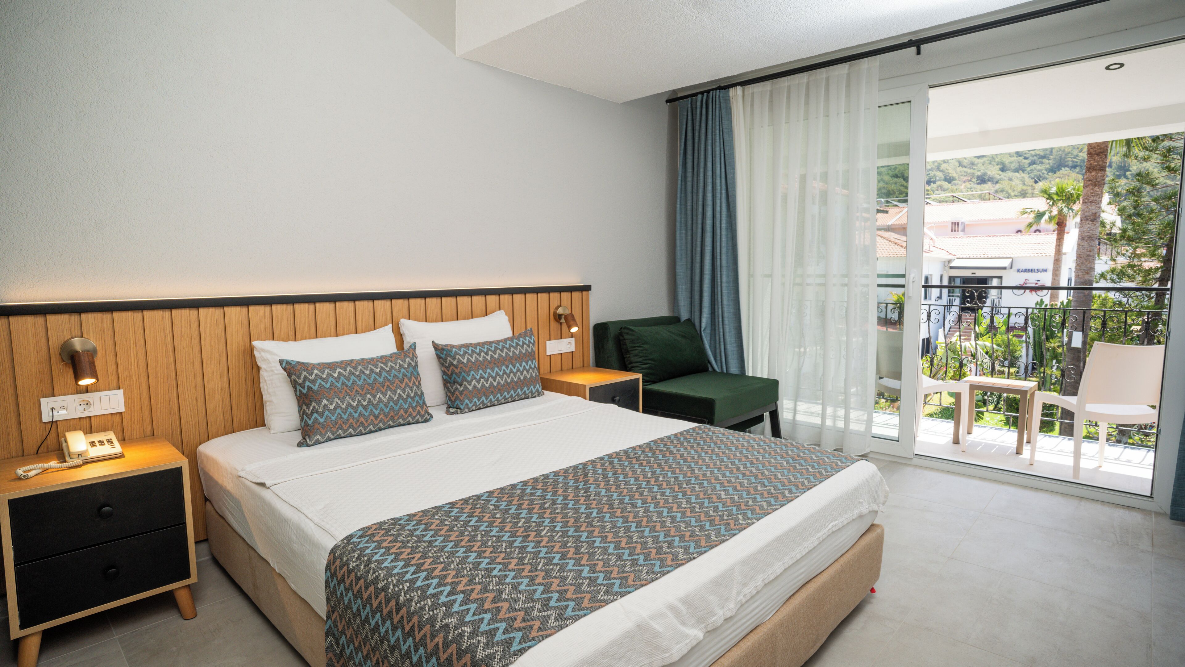 Exklusivt dubbelrum - 1 kingsize-säng | Skrivbord och sängkläder