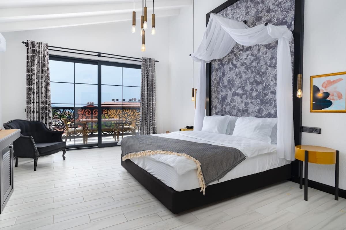 Grand kamer, 1 kingsize bed | Een bureau, beddengoed