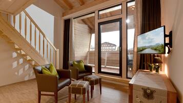 Deluxe-Apartment, 2 Schlafzimmer, Balkon, Bergblick | Wohnbereich | 0-Zoll-Flachbildfernseher mit Satellitenempfang, Fernseher