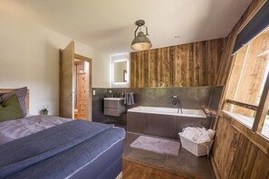 Departamento romántico, 2 habitaciones, balcón, vista a la montaña | Amenidades de baño | Amenidades de baño gratuitas, secadora de cabello, batas, toallas 