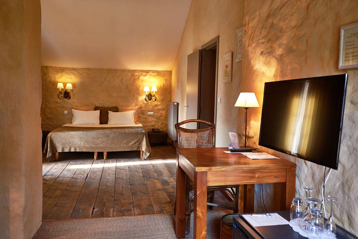Deluxe Suite | Desk, cribs/infant beds, rollaway beds, free WiFi