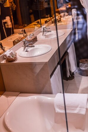 Double Room, Garden View | Bathroom | Free toiletries, hair dryer, bathrobes, towels