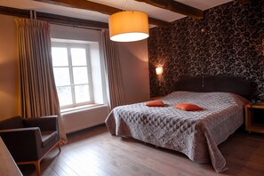 Desk, cribs/infant beds, rollaway beds, free WiFi