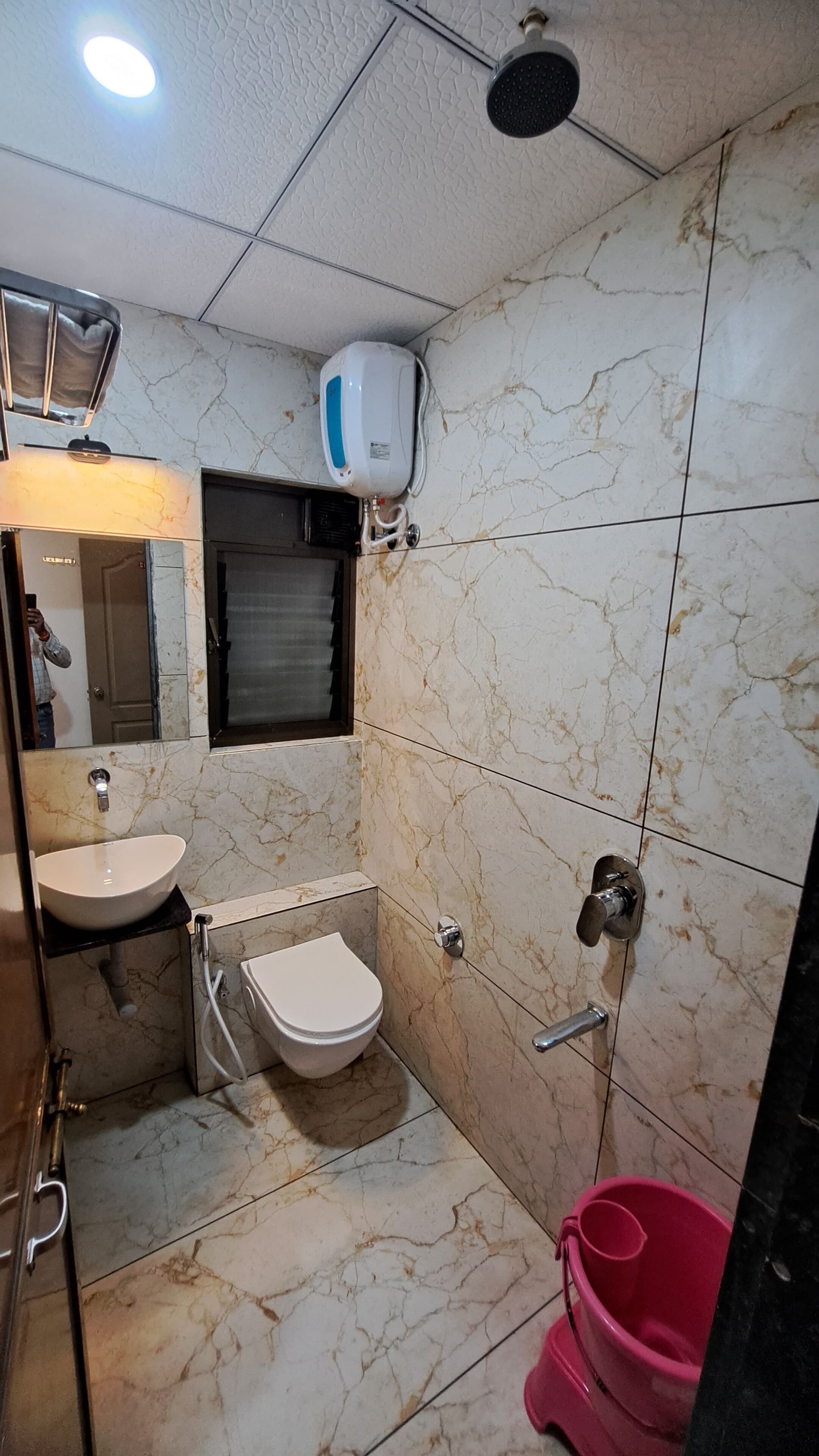 Un baño con inodoro, lavamanos y ducha.
