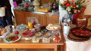 Ein reichhaltiges Buffet mit verschiedenen Speisen und Getränken.