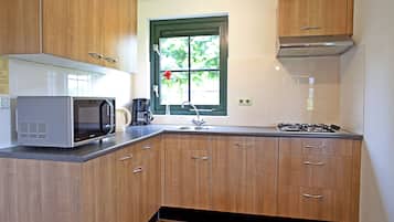 Nhà tiện nghi đơn giản, 3 phòng ngủ, quang cảnh hồ, cạnh hồ | Bếp riêng | Tủ lạnh, lò vi sóng, bếp nấu, ấm điện