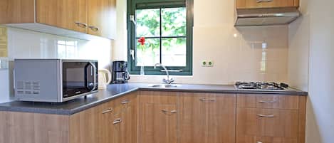 Comfort House, 3 Bedrooms, Lake View, Lakeside | Private kitchen | Full-size fridge, microwave, stovetop, electric kettle