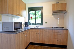 Comfort-talo, 3 makuuhuonetta, järvinäköala, järven rannalla | Yksityinen keittiö | Täysikokoinen jääkaappi, mikroaaltouuni, liesi, vedenkeitin