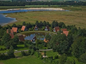 Ländliche Gegend mit Häusern, einem Teich und einem See.
