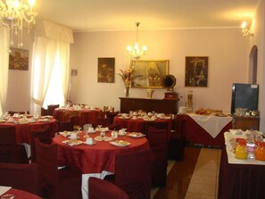 Daily buffet breakfast (EUR 8 per person) - Hotel La Meridiana (Anghiari)