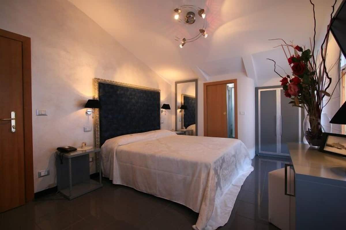 In-room safe, desk, soundproofing, cots/infant beds