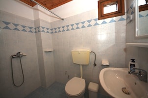 Ducha, artículos de higiene personal gratuitos y secador de pelo