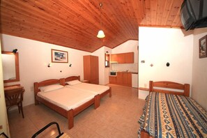 Ropa de cama de alta calidad y caja de seguridad en la habitación 