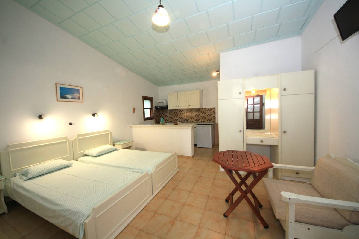 Studio | Premium bedding, in-room safe, WiFi (free), bed sheets