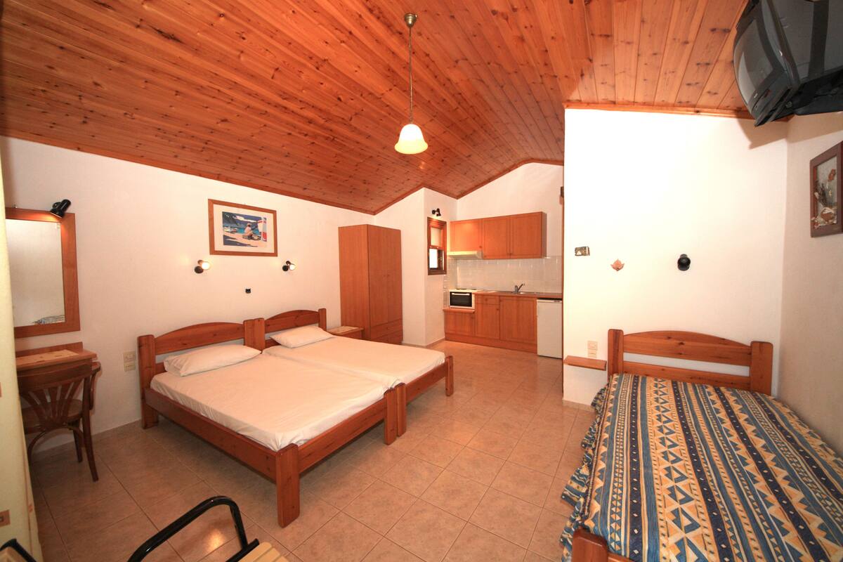 Comfort Studio | Premium bedding, in-room safe, WiFi (free), bed sheets