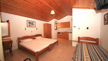 Comfort Studio | Premium bedding, in-room safe, free WiFi, bed sheets