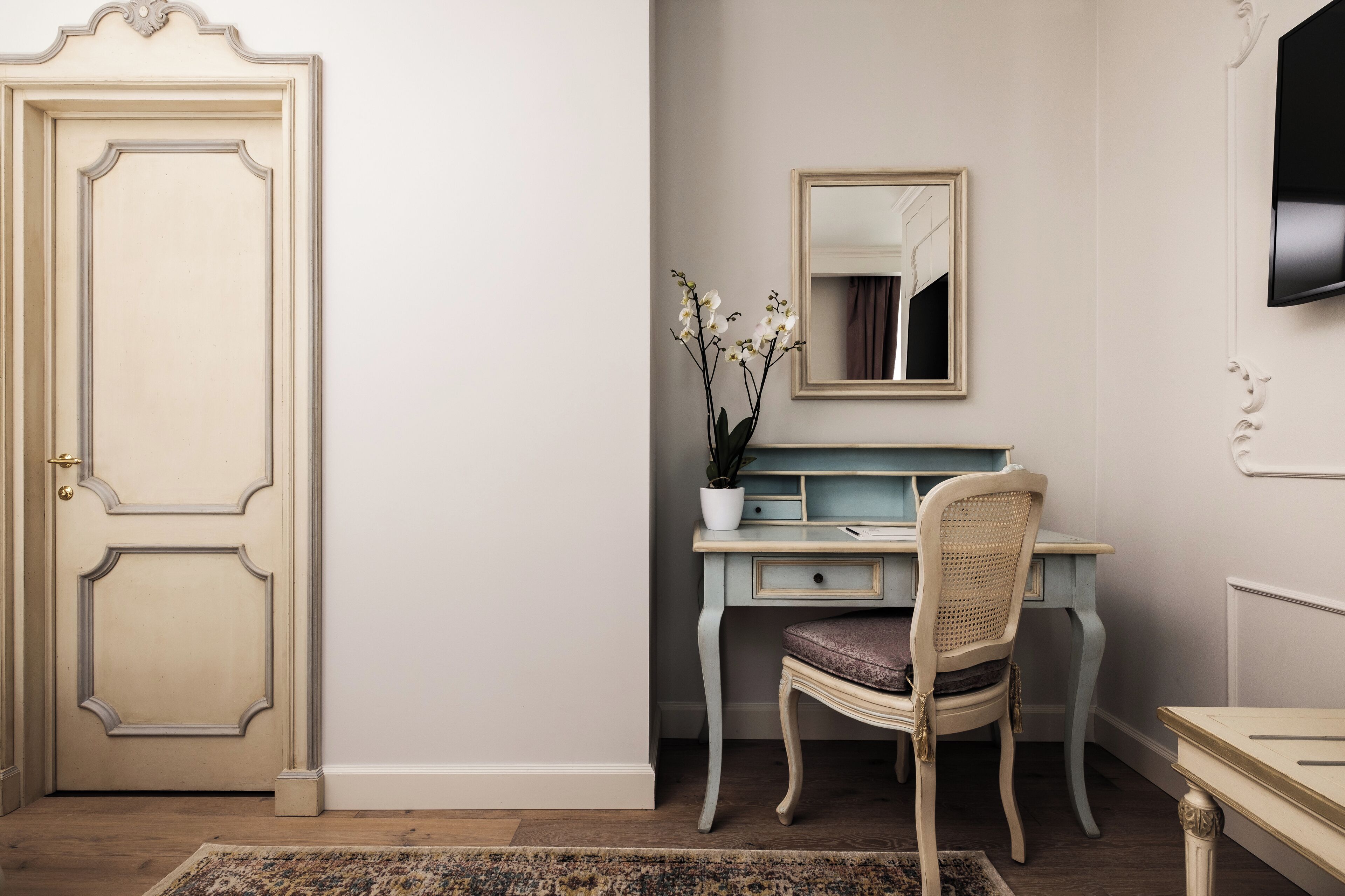 deluxe room, 1 bedroom | living area | flat-screen tv