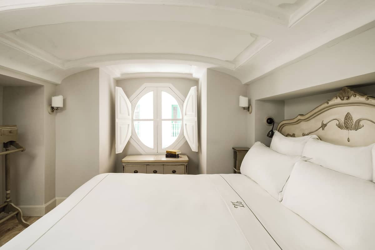 deluxe suite | 1 bedroom, premium bedding, minibar, in-room safe