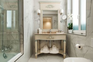 Habitación Premium, 1 habitación | Baño | Artículos de higiene personal gratuitos, zapatillas, toallas y jabón