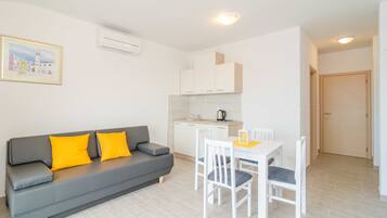 Appartamento Comfort, 2 camere da letto, terrazzo, vista mare | Soggiorno | TV a schermo piatto