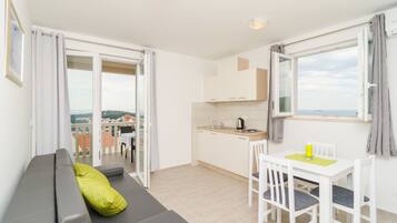 Appartement Supérieur, 1 chambre, terrasse, vue mer | Coin séjour