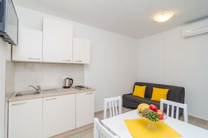 Comfort Apartment, 1 Bedroom, Terrace, Sea View | Private kitchen - Apartments Villa Dadic (Dubrovnik)