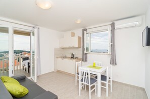 Apartamento superior, 1 habitación, terraza, vistas al mar | Sala de estar | Una televisión de pantalla plana