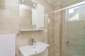 Apartment, 1 Bedroom, Terrace, Sea View | Bathroom | Shower, hair dryer, towels, toilet paper - Apartments Villa Dadic (Dubrovnik)