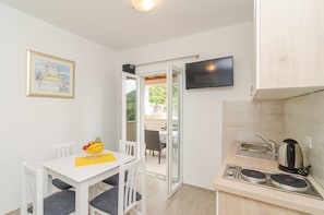 Comfort Apartment, 1 Bedroom, Terrace, Sea View | Private kitchen - Apartments Villa Dadic (Dubrovnik)