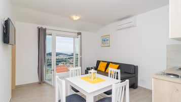 Comfort appartement, 2 slaapkamers, terras, uitzicht op zee | Woonruimte | Flatscreentelevisie