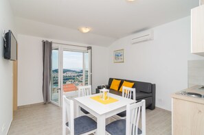 Comfort-lejlighed - 2 soveværelser - terrasse - havudsigt | Opholdsområde | Fladskærms-tv