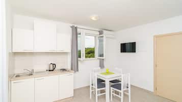 Appartamento Superior, 1 camera da letto, terrazzo, vista mare | Cucina privata | Frigorifero, microonde, piano cottura, bollitore elettrico
