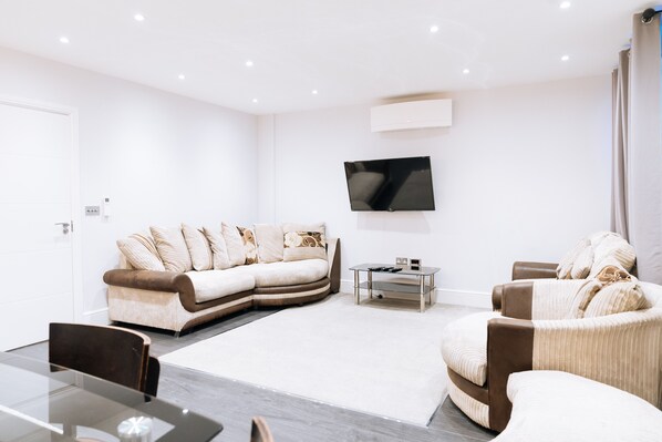 Apartment, 2 Bedrooms | Living room | Smart TV - Map Residential Apartments (London)