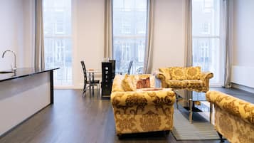 Comfort Apartment, 1 Bedroom | Living room | Smart TV