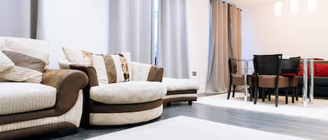 Appartement, 2 slaapkamers | Woonkamer | Een smart-tv