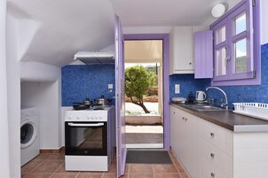 Refrigerador, horno, cafetera/tetera, utensilios de cocina