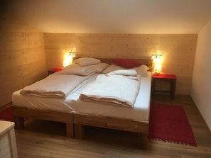 Escritorio, cunas gratuitas, camas plegables/adicionales y ropa de cama