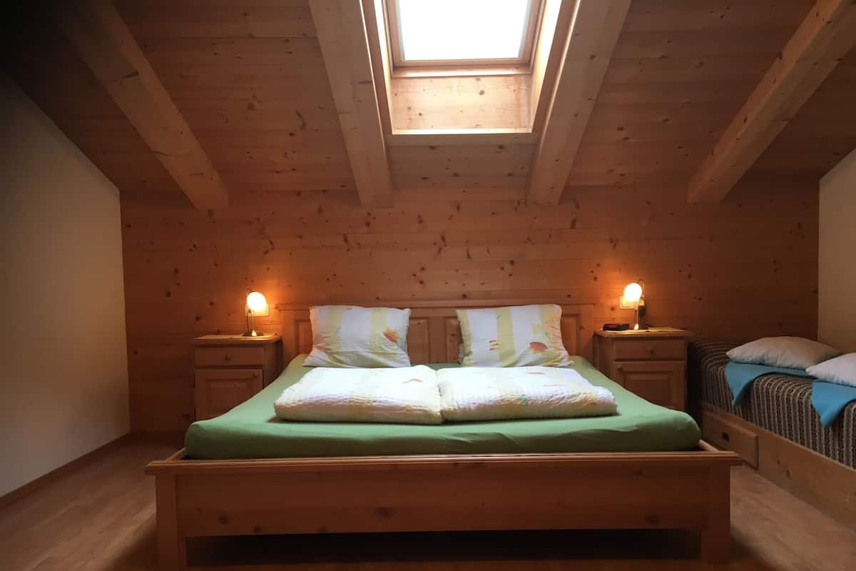 Escritorio, cunas gratuitas, camas plegables/adicionales y ropa de cama