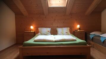 Standard-Apartment, 4 Schlafzimmer (exkl. 40€ Reinigungsgebühr) | Schreibtisch, kostenlose Babybetten, Zustellbetten, Bettwäsche