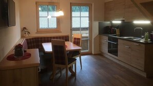 Bureau, lits bébé (gratuits), lits pliants/supplémentaires