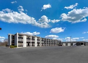 A modern building with a flat roof and a large parking lot. - Clarion Inn & Suites Bowling Green (Bowling Green)