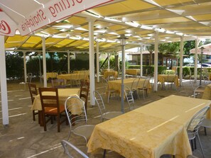 Outdoor dining - Hotel Krela (Orikum)