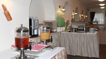 Petit déjeuner buffet (3000 HUF par personne)