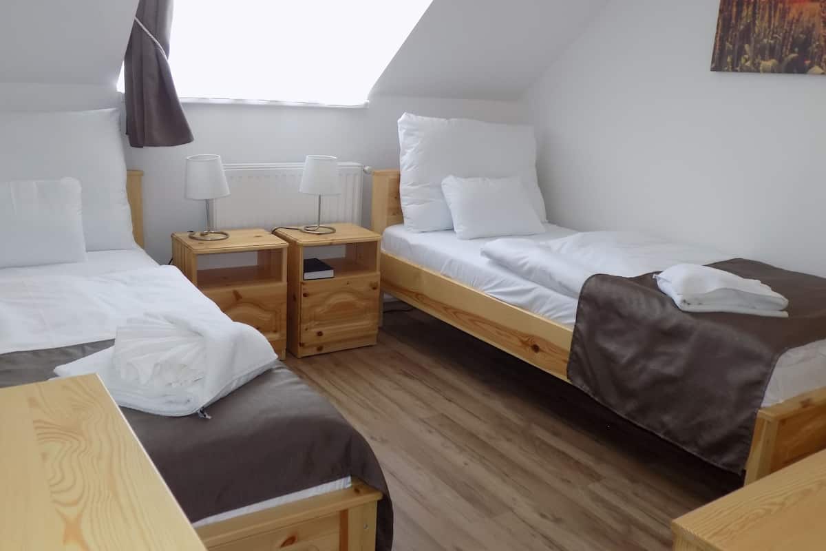 basic double or twin room, 1 bedroom, non smoking, air conditioning | individually decorated, desk, free wifi, bed sheets