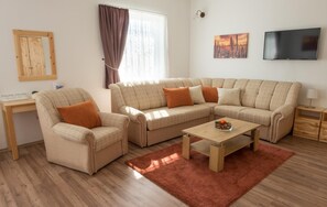 Flat-screen TV - Land Plan Hotel and Restaurant (Töltéstava)