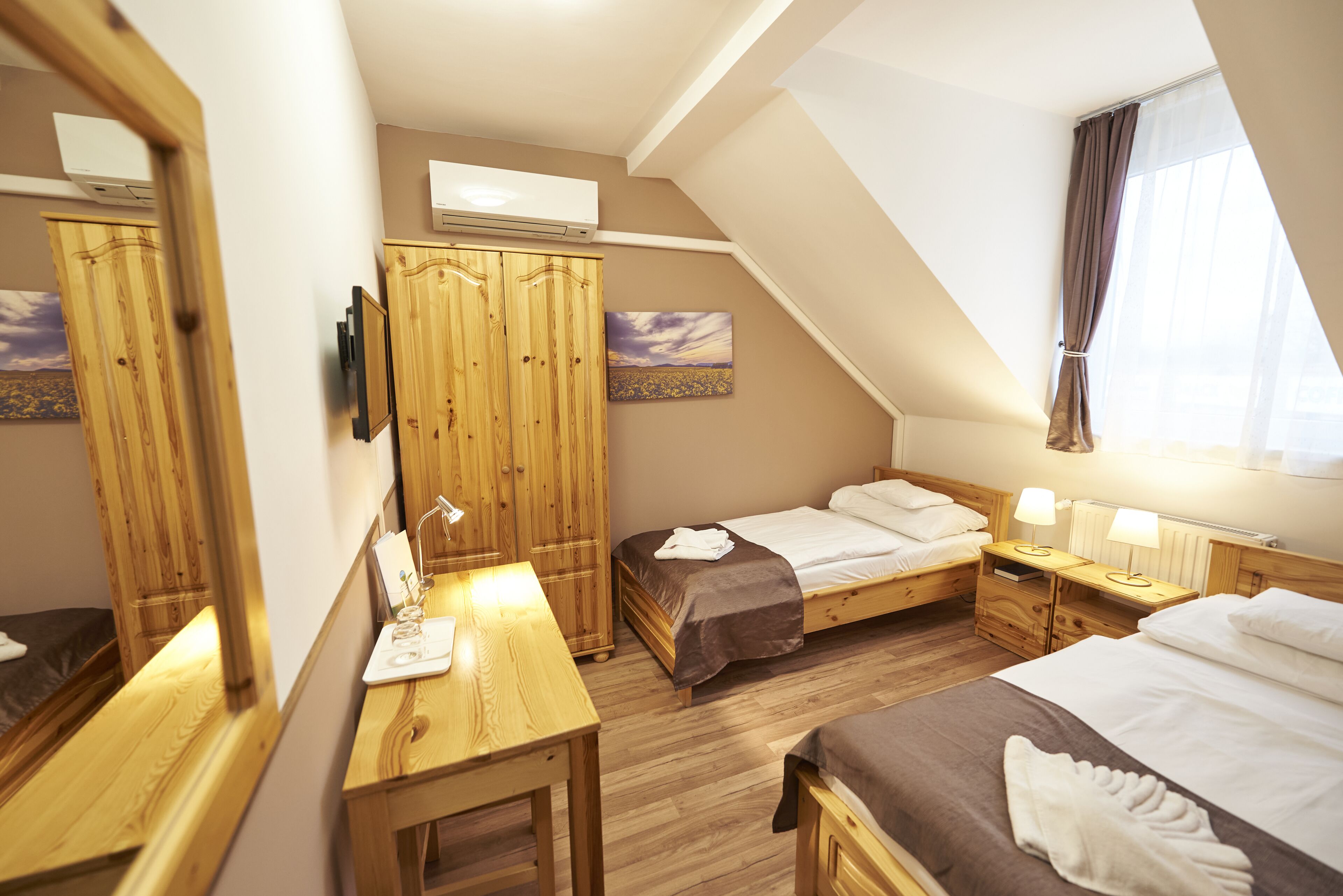 basic double or twin room, 1 bedroom, non smoking, air conditioning | individually decorated, desk, free wifi, bed sheets