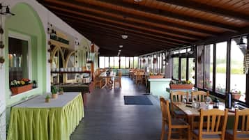 Se sirven desayunos, comidas, cenas y cocina local e internacional