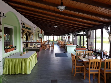 Breakfast, lunch, dinner served; local and international cuisine