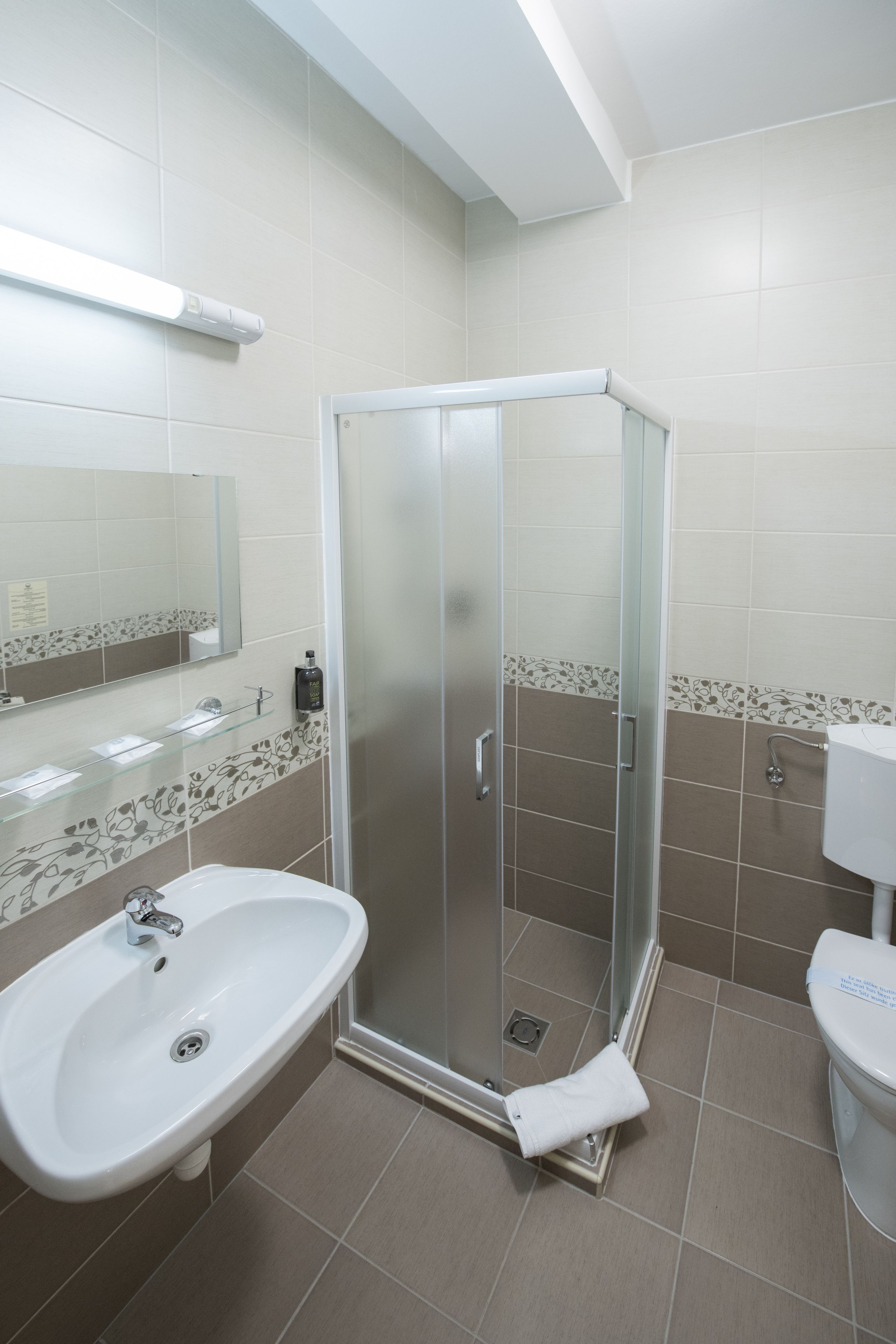 basic double or twin room, 1 bedroom, non smoking, air conditioning | bathroom | shower, free toiletries, hair dryer, towels